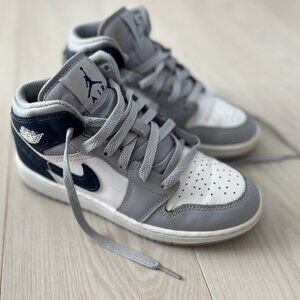 AIR JORDAN 1WOLF GREY MID TOP SNEAKERS  DQ8423-104 SIZE 4.5 YOUTH